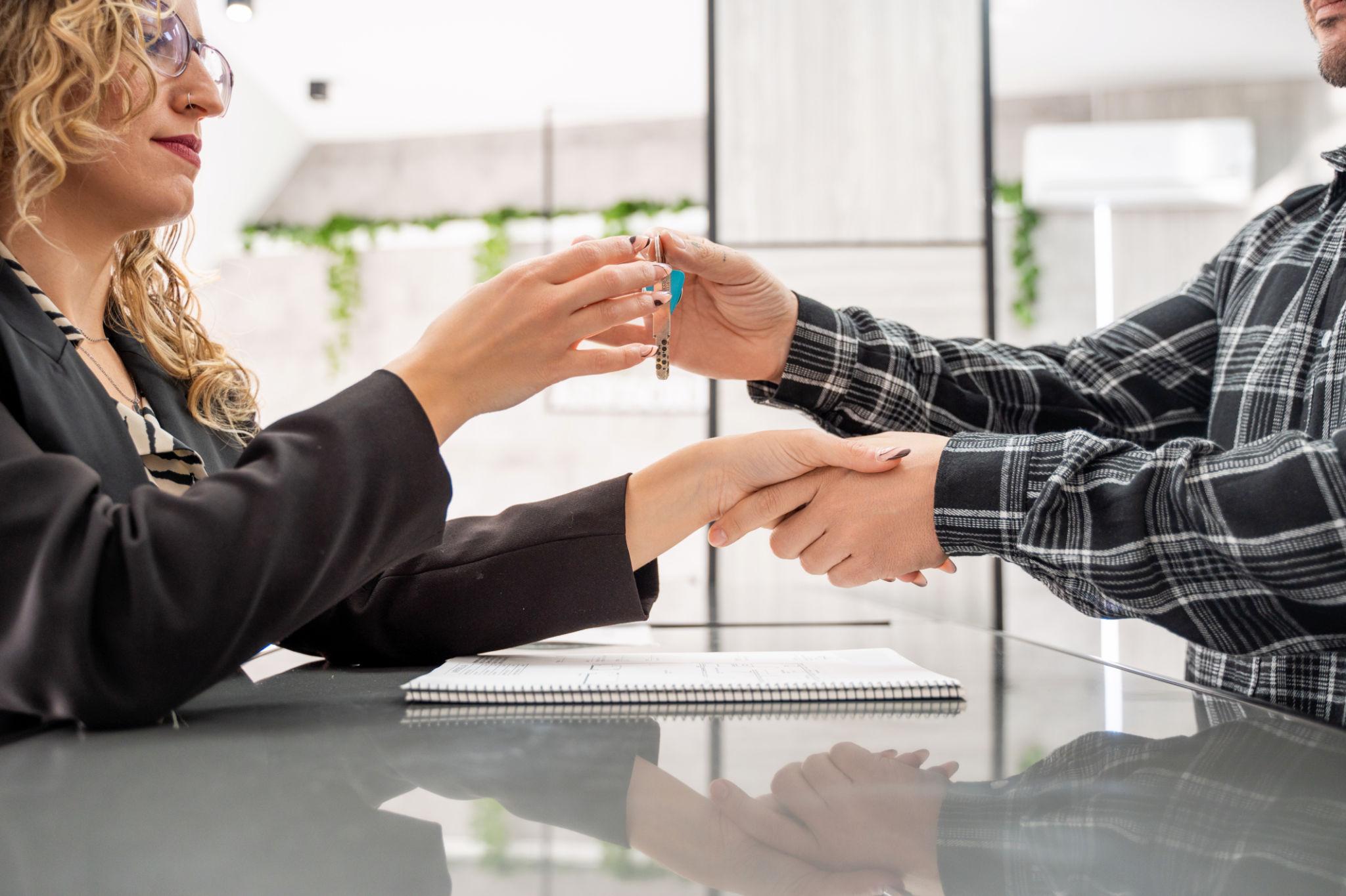 How Real Estate Agents Can Use a Mortgage Broker to Save More Deals